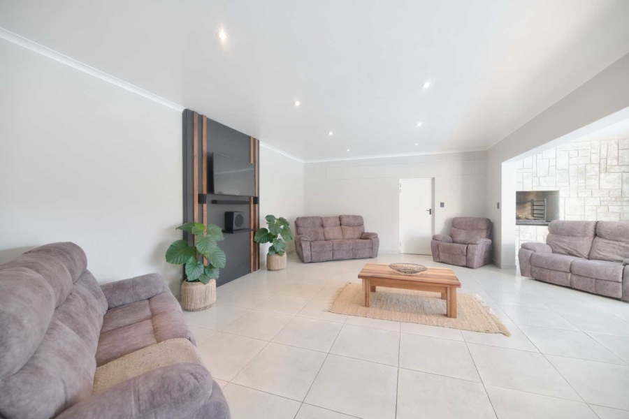 9 Bedroom Property for Sale in Westcliff Western Cape